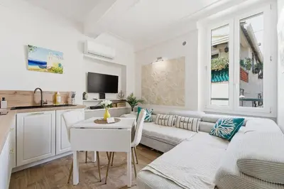 Télévision ou salle de divertissement dans l'établissement L'Azur Antibois - Charme confort