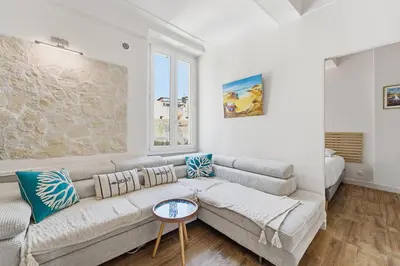 Coin salon dans l'établissement L'Azur Antibois - Charme confort