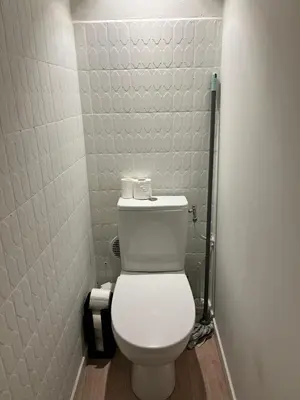 Salle de bains dans l'établissement Parenthèse dans la cité des potiers