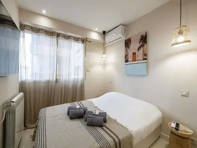 Un ou plusieurs lits dans un hébergement de l'établissement Renovated flat 250m from the beach - Town centre - 2BR 6p