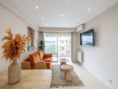 Télévision ou salle de divertissement dans l'établissement Renovated flat 250m from the beach - Town centre - 2BR 6p