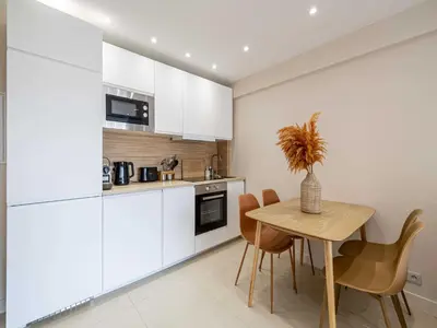 Cuisine ou kitchenette dans l'établissement Renovated flat 250m from the beach - Town centre - 2BR 6p