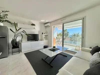 Télévision ou salle de divertissement dans l'établissement Studio classé 3 étoiles vue mer - terrasse et plage