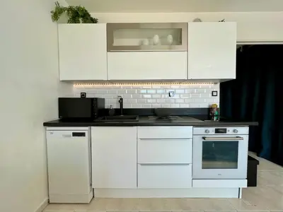 Cuisine ou kitchenette dans l'établissement Studio classé 3 étoiles vue mer - terrasse et plage