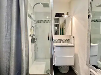 Salle de bains dans l'établissement Studio classé 3 étoiles vue mer - terrasse et plage