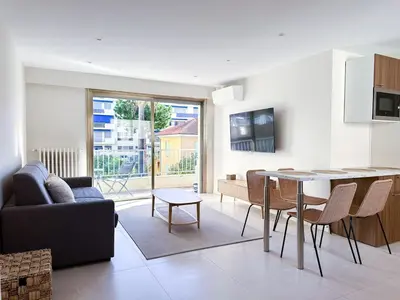 Télévision ou salle de divertissement dans l'établissement 4-star suite close to Sea , Juan les Pins