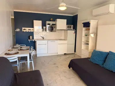 Cuisine ou kitchenette dans l'établissement Peaceful La Pinède apartment for couple