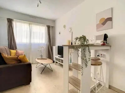 Télévision ou salle de divertissement dans l'établissement Couple Stay by the French Riviera