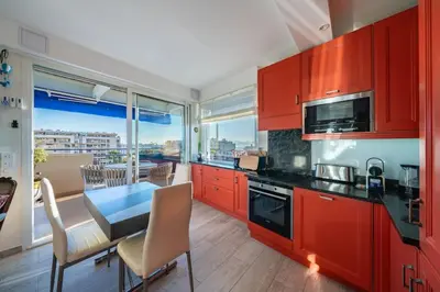 Cuisine ou kitchenette dans l'établissement COZYSTAY - Charmant 3 pièces en dernier étage