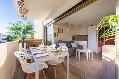 Cuisine ou kitchenette dans l'établissement 1-Br Apartment Near the Beach and the Croisette Palm Beach