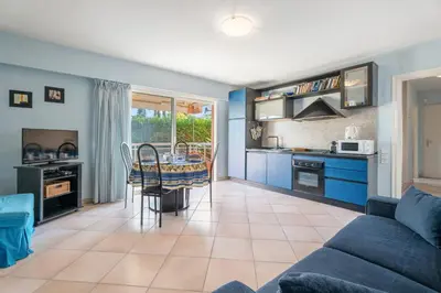 Cuisine ou kitchenette dans l'établissement Appartement élégant à Antibes - Welkeys