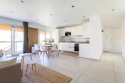 Cuisine ou kitchenette dans l'établissement Cannes 2 bedrooms apartment & 2 bathrooms - 160A