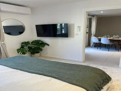 Télévision ou salle de divertissement dans l'établissement Spacious Group Stay in Antibes