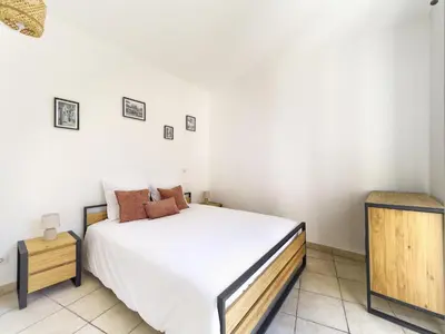 Un ou plusieurs lits dans un hébergement de l'établissement Family apartment in Juan les Pins