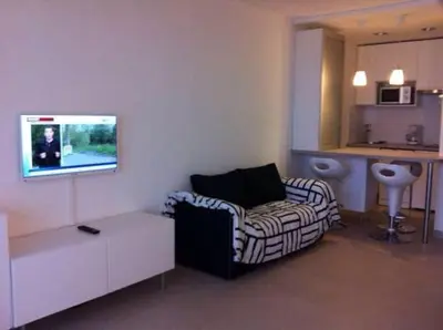 Télévision ou salle de divertissement dans l'établissement Sea front studio in Juan-les-Pins
