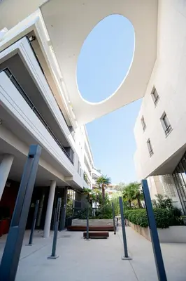 Balcon ou terrasse dans l'établissement Rez-de-Jardin à Cannes Centre - Luxe & Design