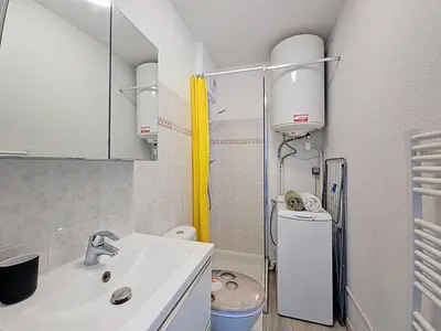 Salle de bains dans l'établissement Superbe studio avec balcon vue mer - AC, Wifi, 2