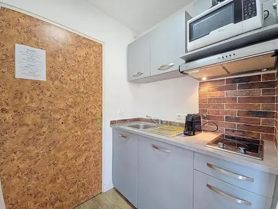 Cuisine ou kitchenette dans l'établissement Superbe studio avec balcon vue mer - AC, Wifi, 2