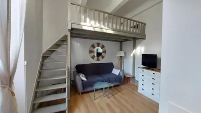 Télévision ou salle de divertissement dans l'établissement Studio élégant pour 4 personnes, à quelques pas de la Croisette