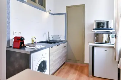 Cuisine ou kitchenette dans l'établissement Studio élégant pour 4 personnes, à quelques pas de la Croisette