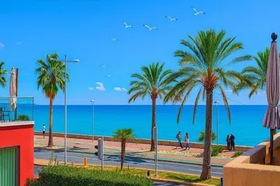 Vue générale sur la mer ou vue sur la mer prise depuis l'appartement