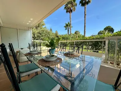 Balcon ou terrasse dans l'établissement Le Casta - Terrasse spacieuse - à 2 min des plages