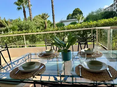 Balcon ou terrasse dans l'établissement Le Casta - Terrasse spacieuse - à 2 min des plages