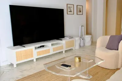 Télévision ou salle de divertissement dans l'établissement Appartement de standing - quartier Martinez - 70m2