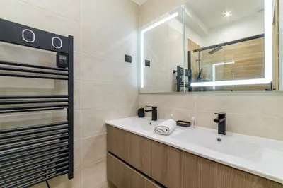 Salle de bains dans l'établissement FOCH GRAND - Appartement Antibes 6P