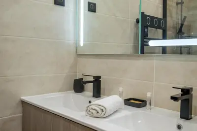 Salle de bains dans l'établissement FOCH GRAND - Appartement Antibes 6P