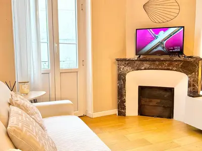 Télévision ou salle de divertissement dans l'établissement Le Palme d'Or, 3 pièces - impasse privée - 7 pers