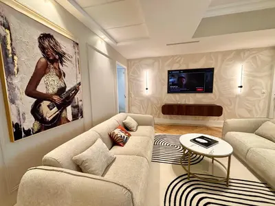 Télévision ou salle de divertissement dans l'établissement SCARLETT 4 Bedroom next to the Croisette