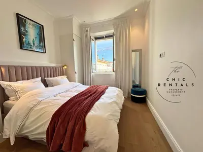 Un ou plusieurs lits dans un hébergement de l'établissement SCARLETT 4 Bedroom next to the Croisette