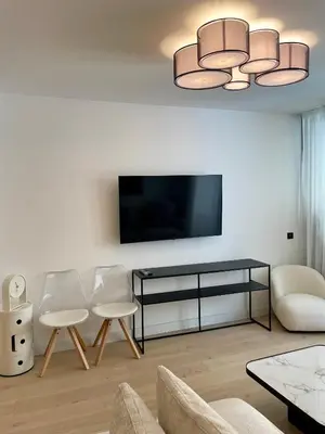 Télévision ou salle de divertissement dans l'établissement T2 chic et moderne à deux pas de la Croisette