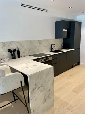Cuisine ou kitchenette dans l'établissement T2 chic et moderne à deux pas de la Croisette