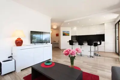 Télévision ou salle de divertissement dans l'établissement Résidence 3p Avec Terrasse Au Palm Beach, à 2min Des Plages - 3P avec terrasse au Palm Beach, à 2min des plages MAE-1553