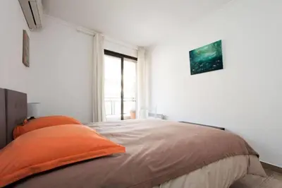 Un ou plusieurs lits dans un hébergement de l'établissement Résidence 3p Avec Terrasse Au Palm Beach, à 2min Des Plages - 3P avec terrasse au Palm Beach, à 2min des plages MAE-1553