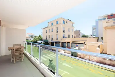 Balcon ou terrasse dans l'établissement Résidence 3p Traversant à 2 Min Des Plages, Parking Privé - 3P traversant à 2 min des plages, parking privé MAE-1583