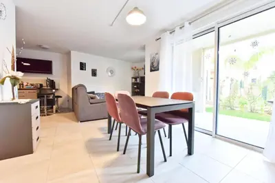 Cuisine ou kitchenette dans l'établissement Résidence 3p Avec Terrasse Et Piscine Au Coeur Du Palm Beach - 3P avec terrasse et piscine au coeur du Palm Beach MAE-1593