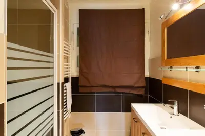 Salle de bains dans l'établissement Résidence 3p à 2 Min De La Rue D’antibes Et Des Plages - 3P à 2 min de la rue d’Antibes et des Plages MAE-1623