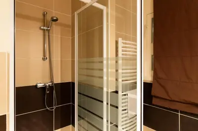 Salle de bains dans l'établissement Résidence 3p à 2 Min De La Rue D’antibes Et Des Plages - 3P à 2 min de la rue d’Antibes et des Plages MAE-1623