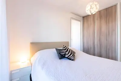 Un ou plusieurs lits dans un hébergement de l'établissement Résidence 3p Terrasse Et Piscine à 15min à Pied Du Palais - 3P terrasse et piscine à 15min à pied du Palais MAE-1663