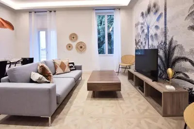 Télévision ou salle de divertissement dans l'établissement Résidence 4p Moderne En Centre-ville, 5min Palais & Plages ! - 4P moderne en centre-ville, 5min Palais & plages ! MAE-1683