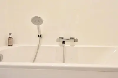 Salle de bains dans l'établissement Résidence 4p Moderne En Centre-ville, 5min Palais & Plages ! - 4P moderne en centre-ville, 5min Palais & plages ! MAE-1683