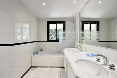 Salle de bains dans l'établissement Résidence 4p Avec Grande Terrasse Et Piscine - 4P avec grande terrasse et piscine MAE-1693