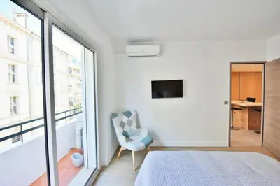 Télévision ou salle de divertissement dans l'établissement Résidence 3p En Plein Cœur De Cannes, à 2min De La Croisette - 3P en plein cœur de Cannes, à 2min de la Croisette MAE-1703