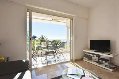 Télévision ou salle de divertissement dans l'établissement Résidence 2p Avec Terrasse, Vue Mer, Piscine Et Parking - 2P avec terrasse, vue mer, piscine et parking MAE-1723