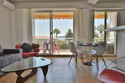 Coin salon dans l'établissement Résidence 2p Avec Terrasse Et Vue Mer à Deux Pas Des Plages - 2P avec Terrasse et Vue Mer à deux pas des Plages MAE-1733