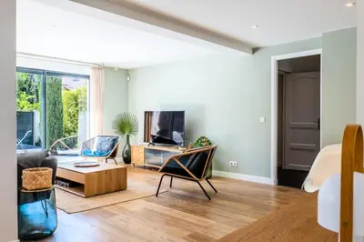 Télévision ou salle de divertissement dans l'établissement Résidence Maison 10 Pers., Piscine, Proche Centre De Cannes - Maison 10 pers., piscine, proche centre de Cannes MAE-1773