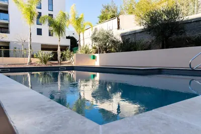 Piscine de l'établissement Résidence 3 Pièces Moderne Avec Piscine Au Palm Beach - 3 pièces moderne avec piscine au Palm Beach MAE-1803 ou située à proximité